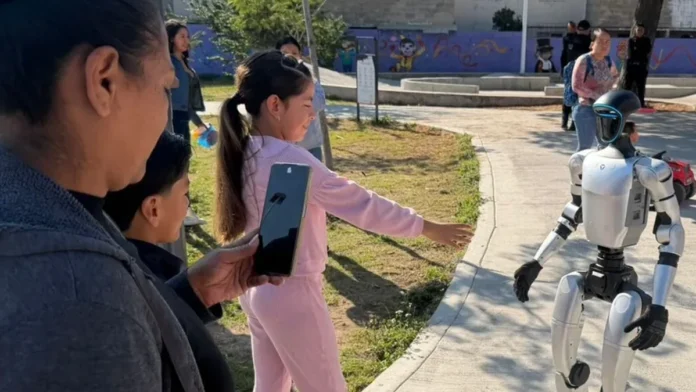 Presentan al primer policía robot humanoide en Zapopan, Jalisco