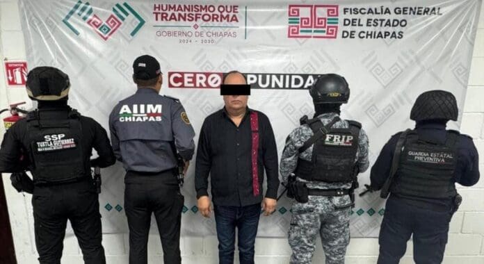 Detienen a un líder sindical por presuntamente exigir unos 8 mdp a cambio de plazas en el gobierno en Chiapas.