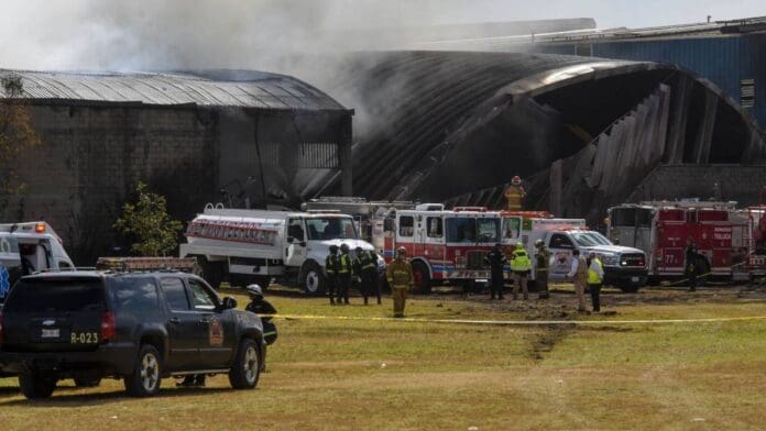Continuan trabajos para recuperar cuerpos de las víctimas a 24 horas del accidente de la avioneta que se desplomó en Toluca