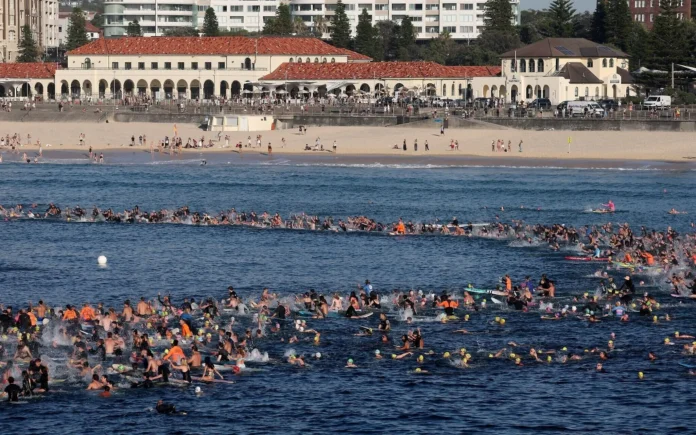 Surfistas rinden emotivo homenaje a las víctimas del atentado de Bondi Beach, Australia