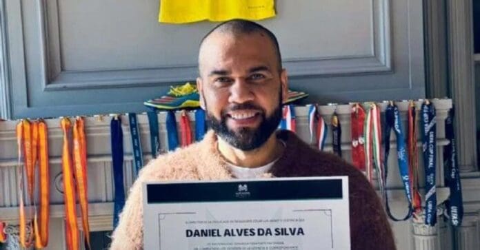 El brasileño Dani Alves planea su regreso al futbol como jugador y dueño de un equipo en la tercera división de Portugal.