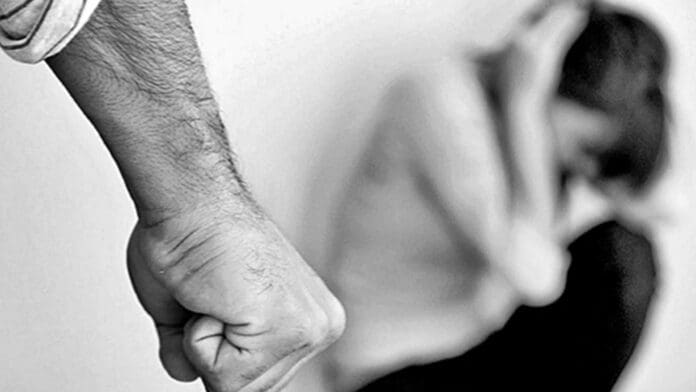 Detienen a hombre en estado de ebriedad tras golpear a su esposa e hijo de 11 años en Gómez Palacio, Durango