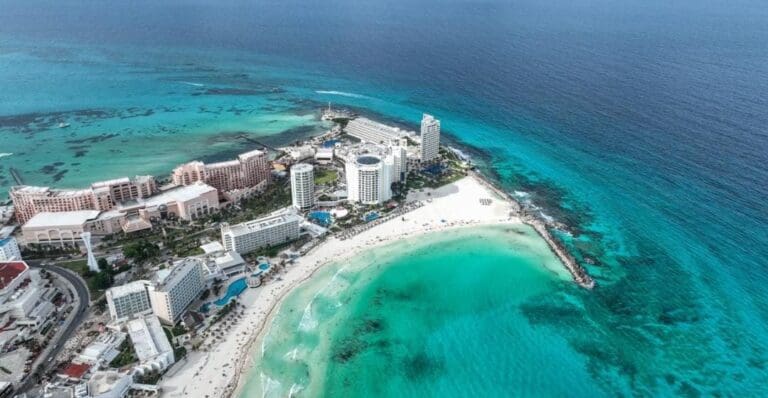 Cancún, es el destino preferido de turistas de Estados Unidos durante temporada invernal 2025-2026, dijo Mara Lezama.