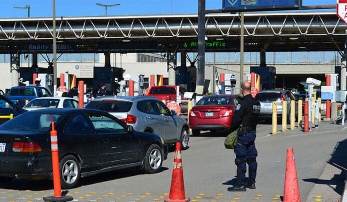 Video Captan a oficial mexicano en la garita de Tijuana aceptando un soborno de cinco dólares