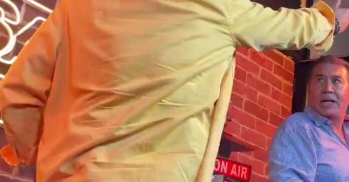 Diputado priista Héctor Yunes agrede a periodista durante una entrevista. No es la primera que se comporta de esa manera.