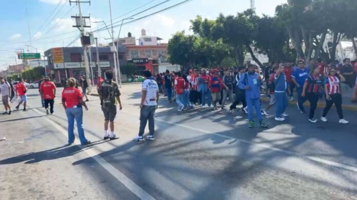 Video: Aficionados de Irapuato y Chivas se enfrentan a golpes afuera del estadio Sergio León Chávez en Guanajuato
