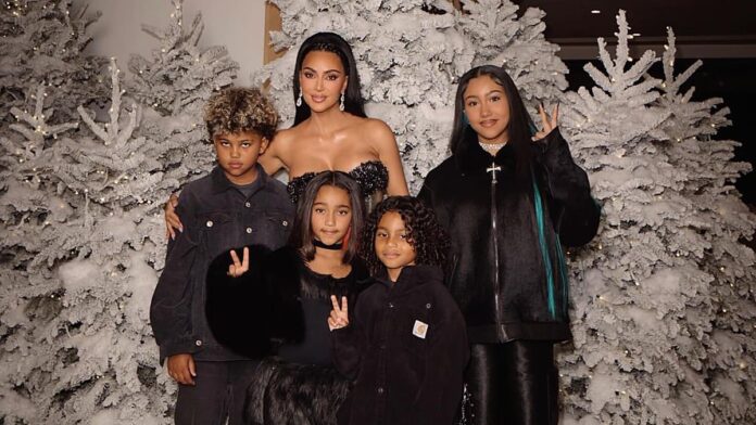 PETA critica a Kim Kardashian por regalar cachorros a sus hijos en Navidad