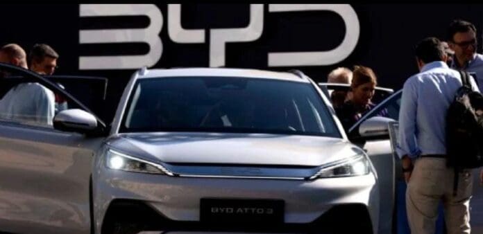 BYD, empresa de China, se alista a superar a Tesla en venta de autos eléctricos en 2025. Eso sí, aún no hay cifras finales.